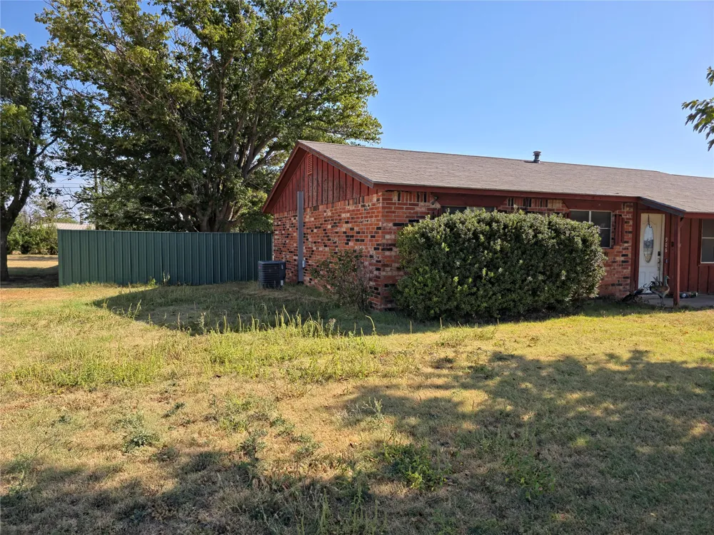 906 W 13th Street Quanah, TX 79252