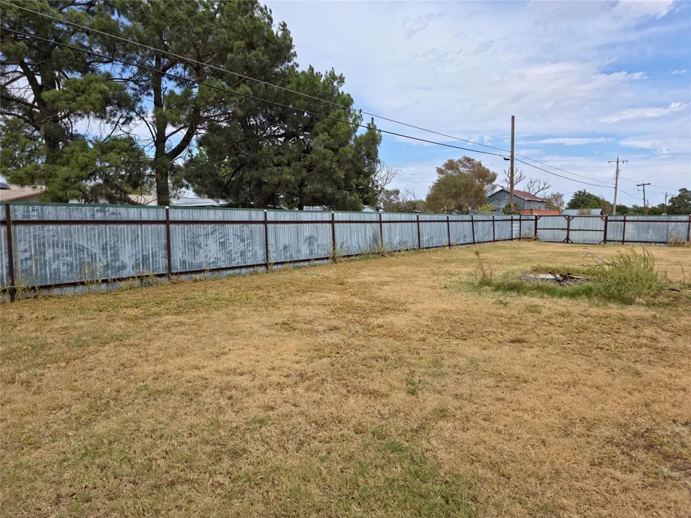 906 W 13th Street Quanah, TX 79252
