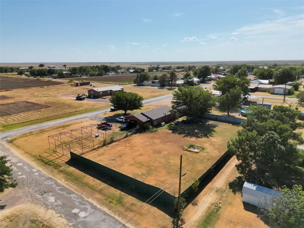 906 W 13th Street Quanah, TX 79252