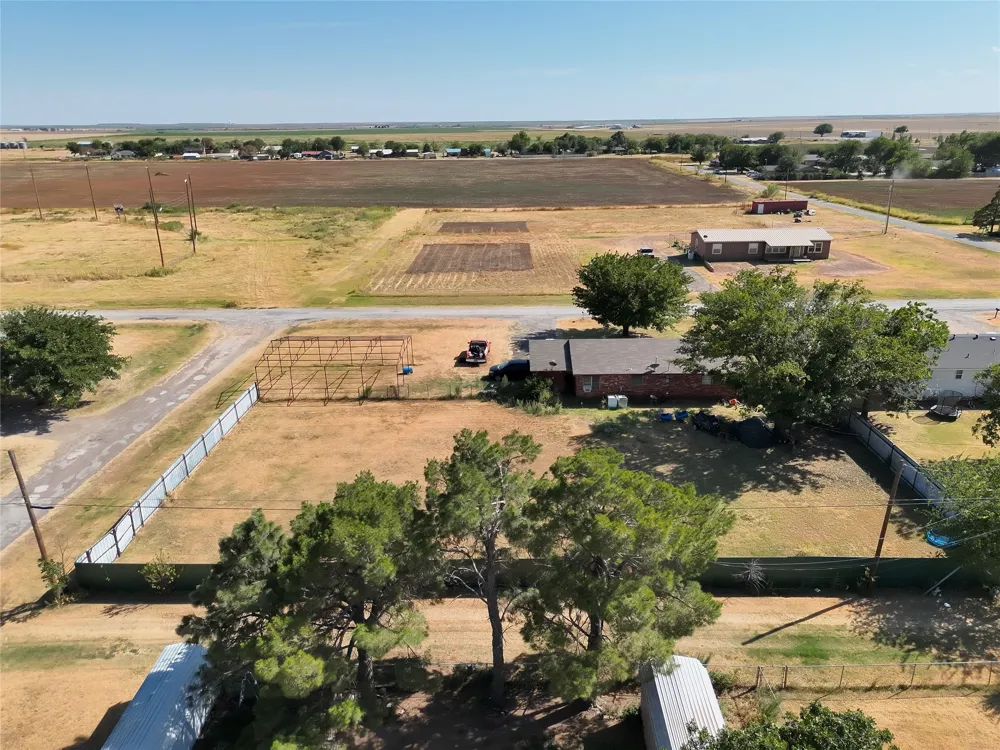 906 W 13th Street Quanah, TX 79252
