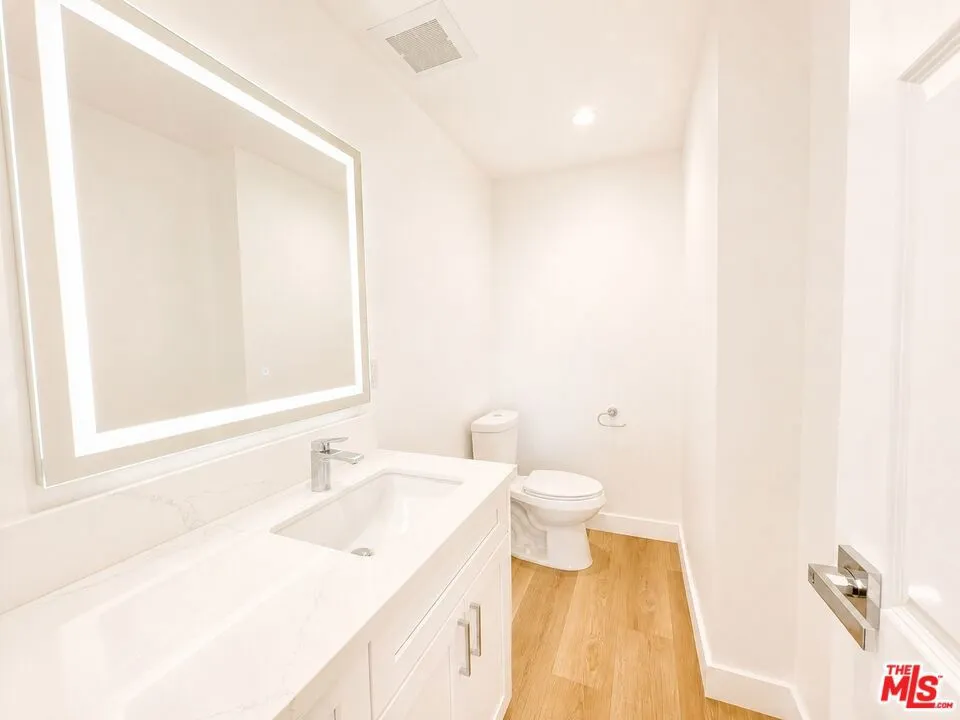 10390 WILSHIRE BOULEVARD #1804 Los Angeles, CA 90024