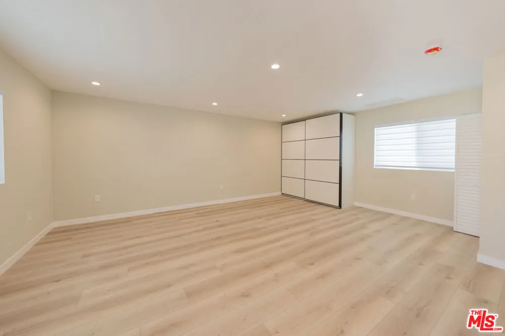 8437 Wakefield Avenue Panorama City, CA 91402