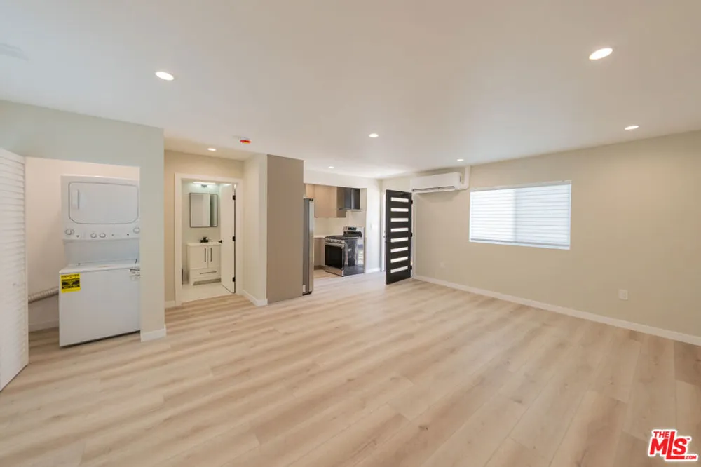8437 Wakefield Avenue Panorama City, CA 91402