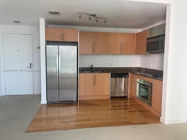 300 S Biscayne Blvd #T-2303 Miami, FL 33131