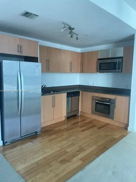 300 S Biscayne Blvd #T-2303 Miami, FL 33131