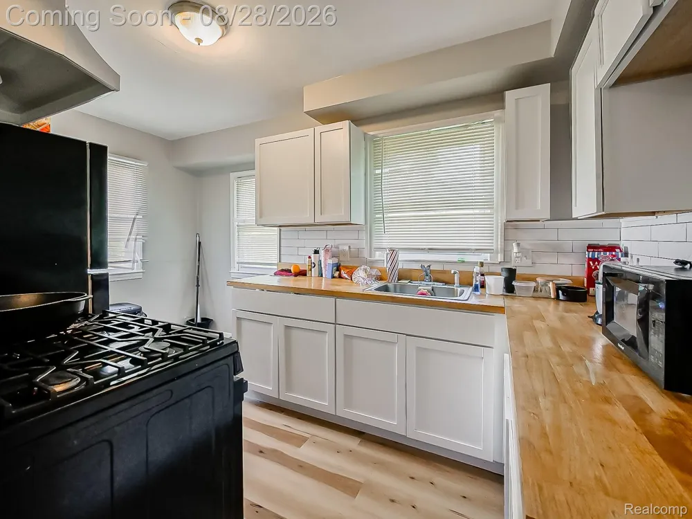 14725 Agnes Avenue Eastpointe City, MI 48021