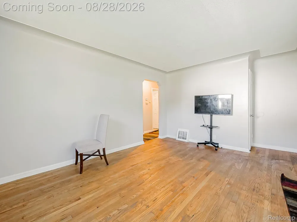 14725 Agnes Avenue Eastpointe City, MI 48021