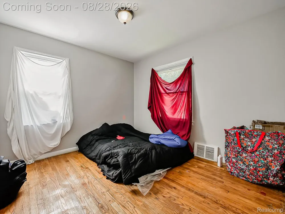 14725 Agnes Avenue Eastpointe City, MI 48021