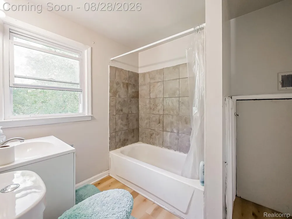 14725 Agnes Avenue Eastpointe City, MI 48021