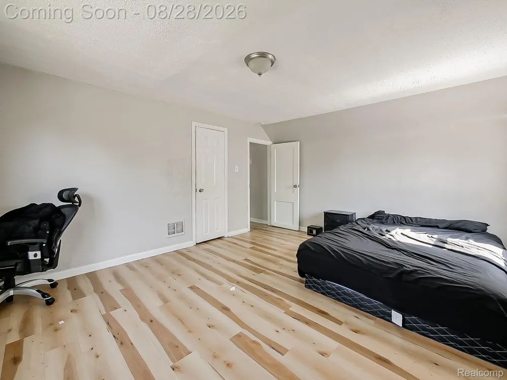 14725 Agnes Avenue Eastpointe City, MI 48021