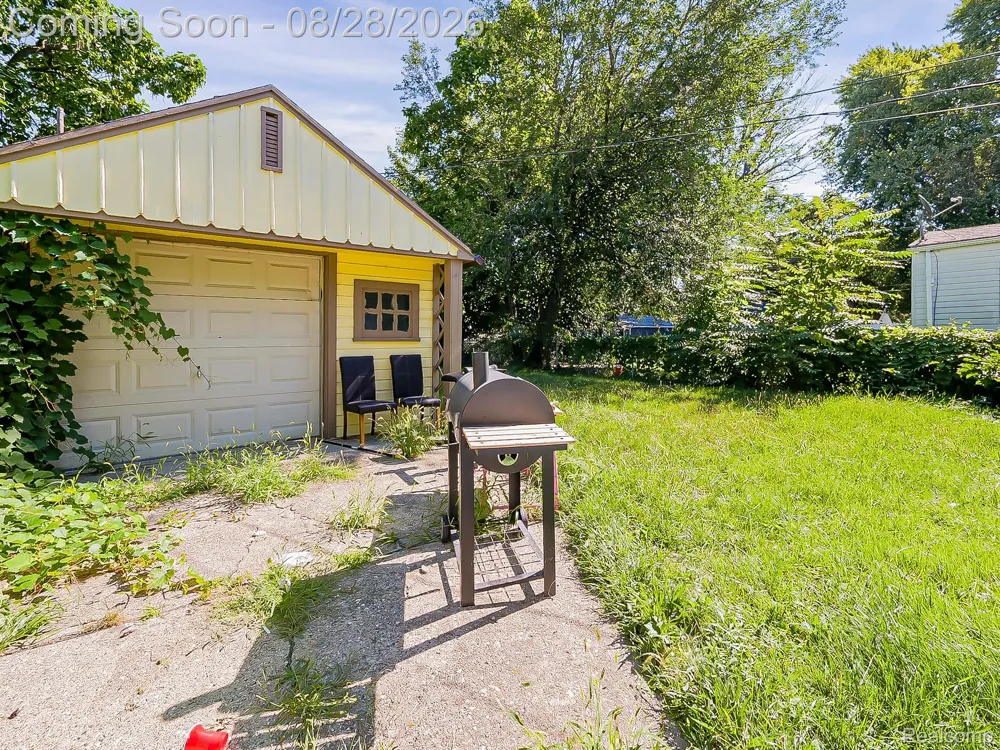 14725 Agnes Avenue Eastpointe City, MI 48021