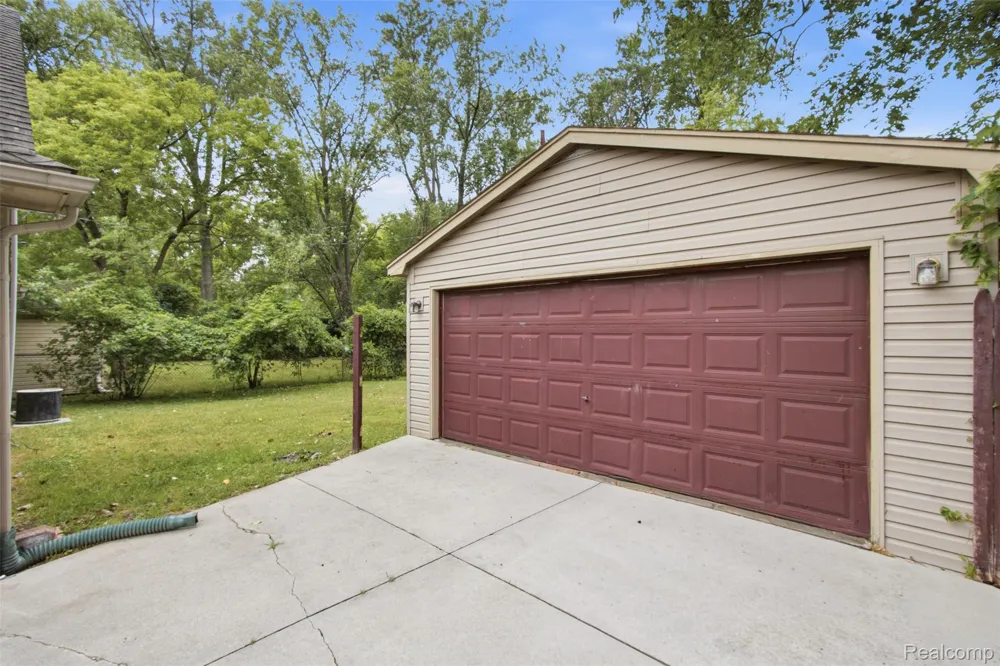 22141 Condon Street Oak Park City, MI 48237