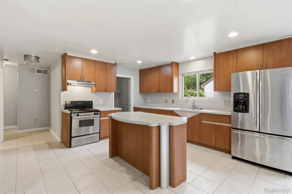 22141 Condon Street Oak Park City, MI 48237