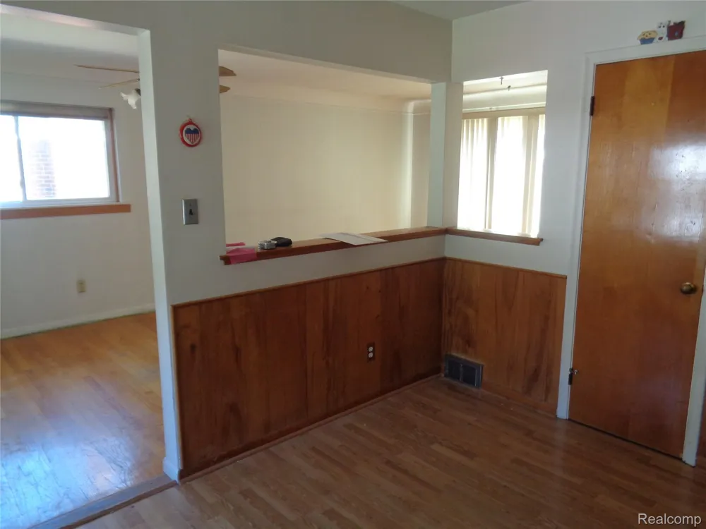 2460 Longmeadow Drive Trenton City, MI 48183