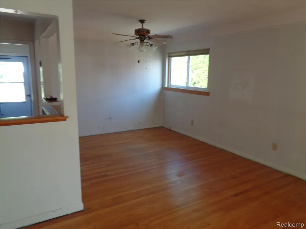 2460 Longmeadow Drive Trenton City, MI 48183