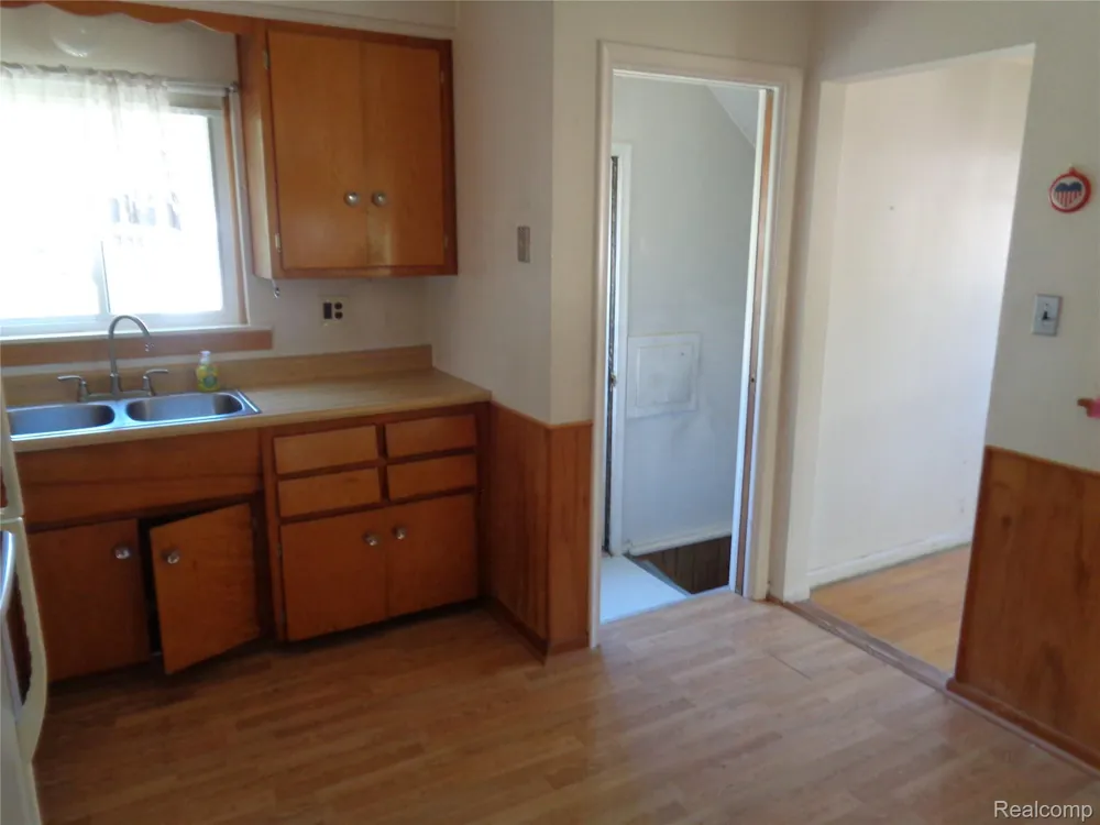 2460 Longmeadow Drive Trenton City, MI 48183