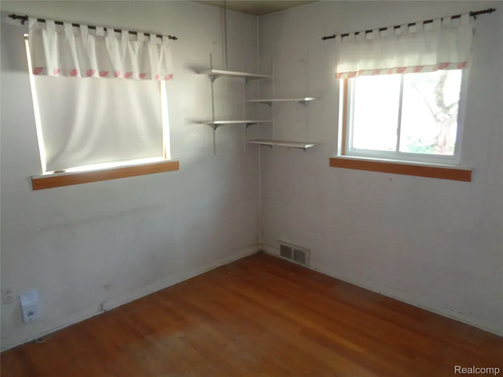 2460 Longmeadow Drive Trenton City, MI 48183