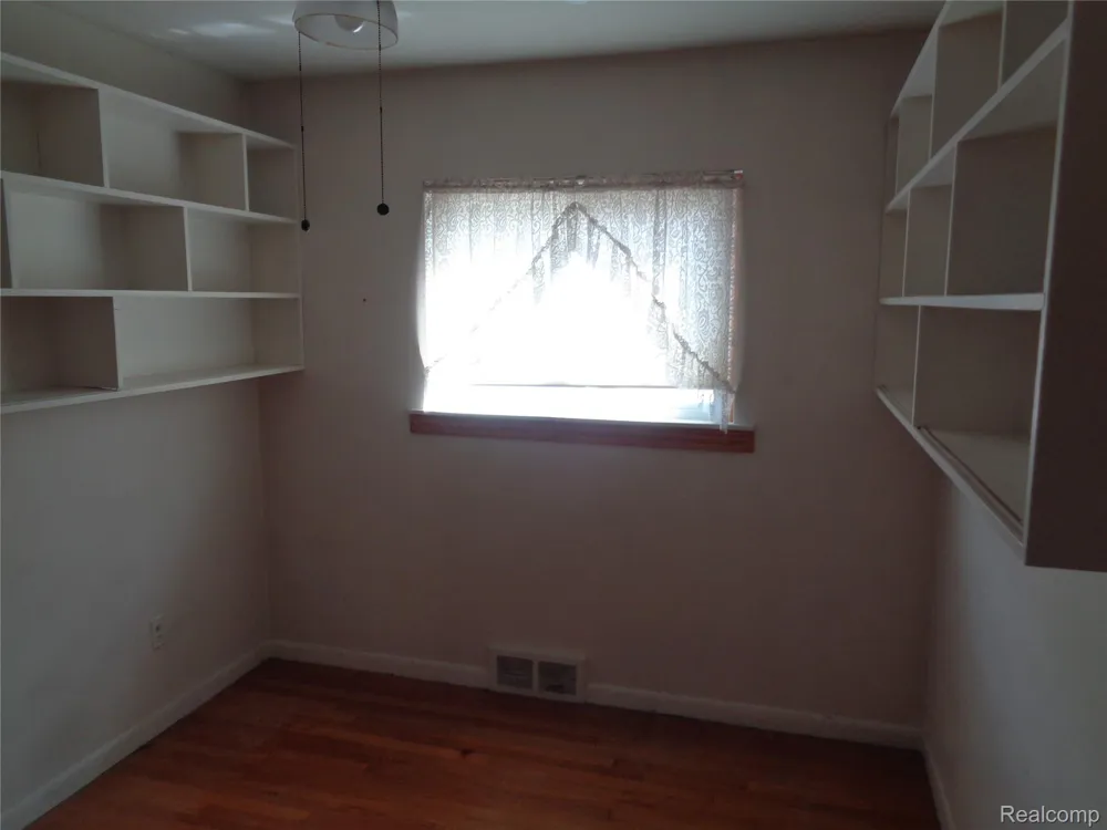 2460 Longmeadow Drive Trenton City, MI 48183