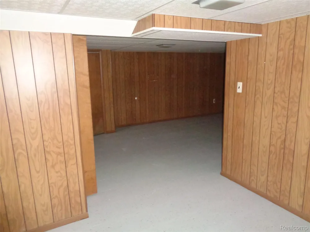 2460 Longmeadow Drive Trenton City, MI 48183