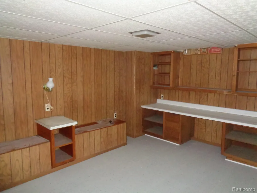 2460 Longmeadow Drive Trenton City, MI 48183