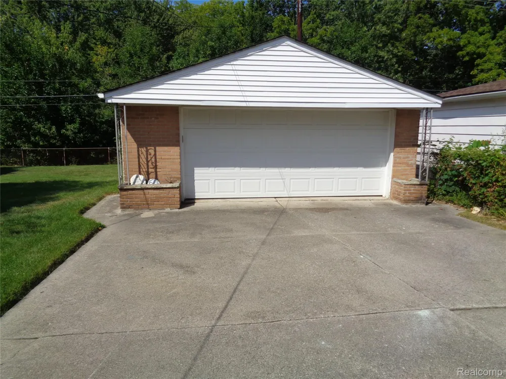 2460 Longmeadow Drive Trenton City, MI 48183