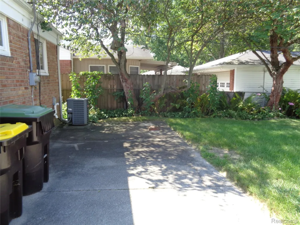 2460 Longmeadow Drive Trenton City, MI 48183