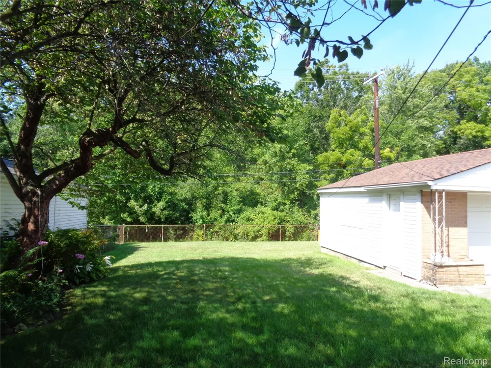 2460 Longmeadow Drive Trenton City, MI 48183
