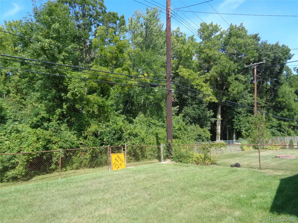 2460 Longmeadow Drive Trenton City, MI 48183