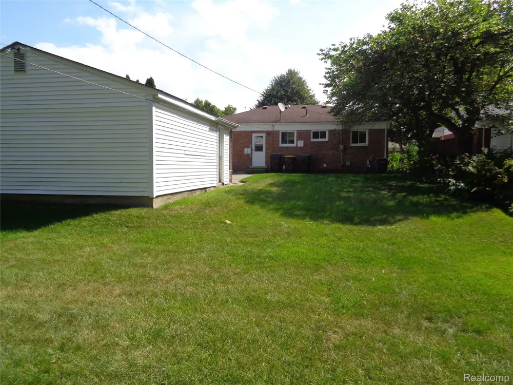 2460 Longmeadow Drive Trenton City, MI 48183