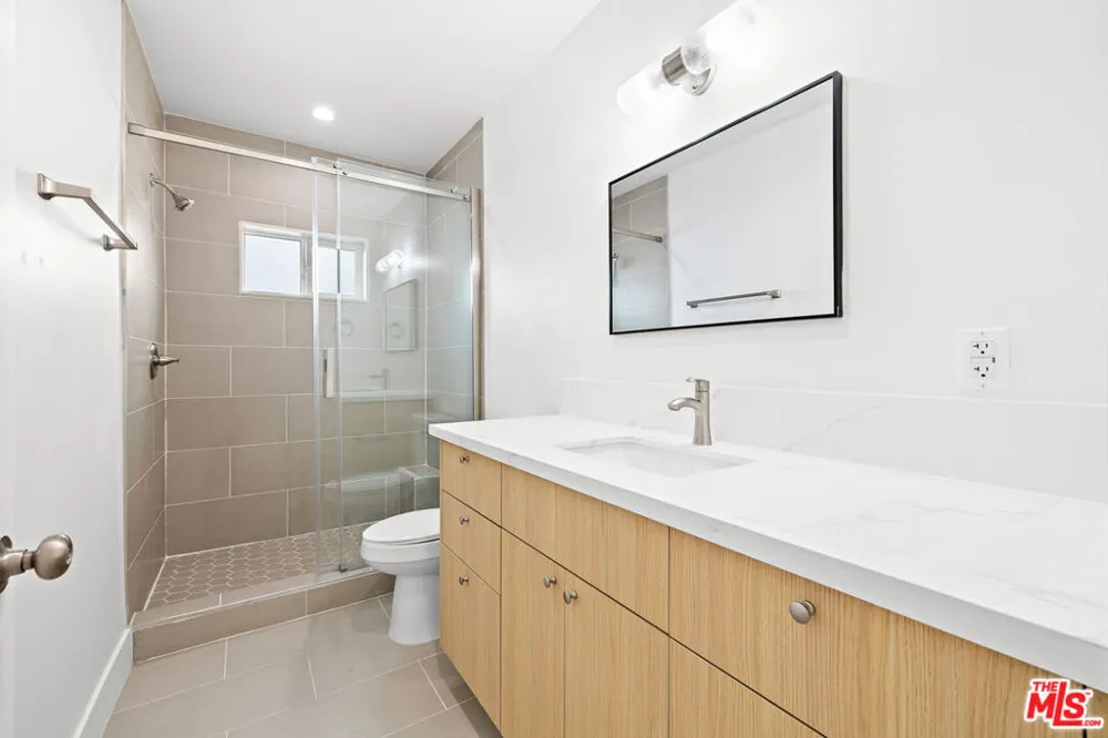5651 Case Ave #2 North Hollywood, CA 91601