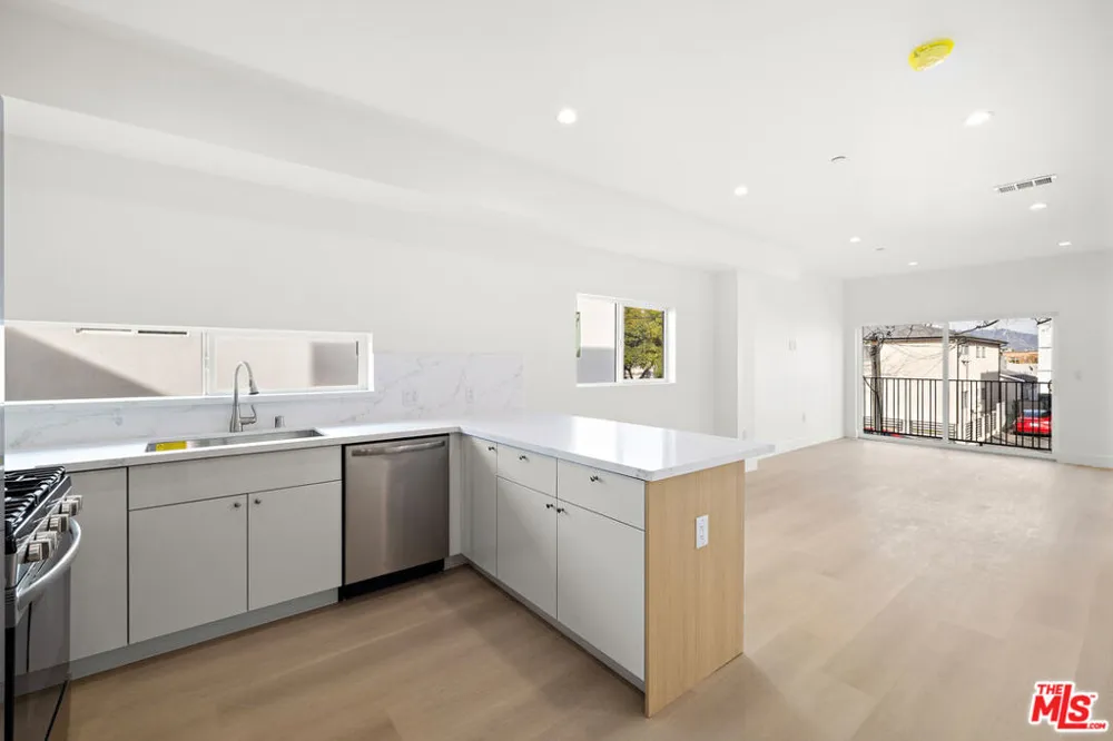 5651 Case Ave #2 North Hollywood, CA 91601
