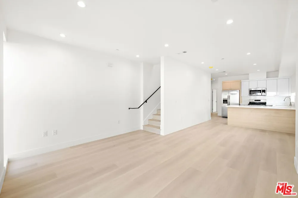 5651 Case Ave #2 North Hollywood, CA 91601