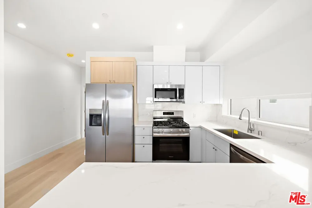 5651 Case Ave #2 North Hollywood, CA 91601