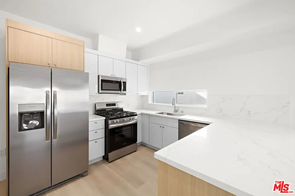 5651 Case Ave #2 North Hollywood, CA 91601