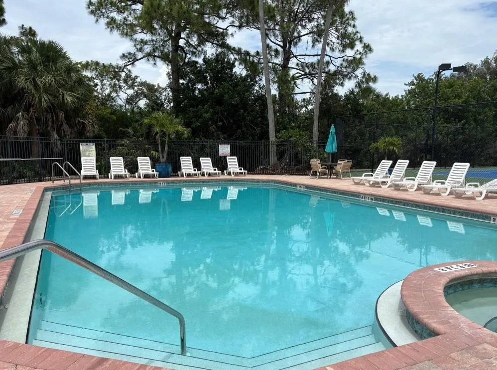 556 BLACK LION DRIVE NE #556 St Petersburg, FL 33716