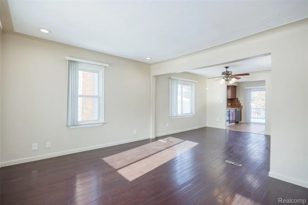 19490 Goldwin Street Southfield City, MI 48075