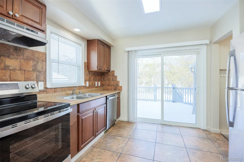 19490 Goldwin Street Southfield City, MI 48075