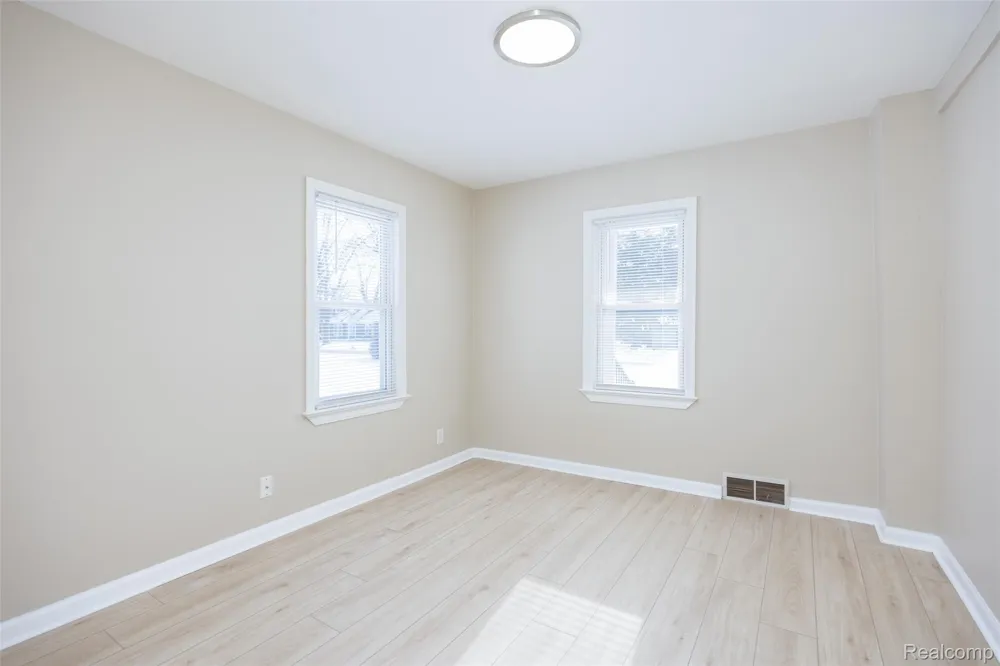 19490 Goldwin Street Southfield City, MI 48075