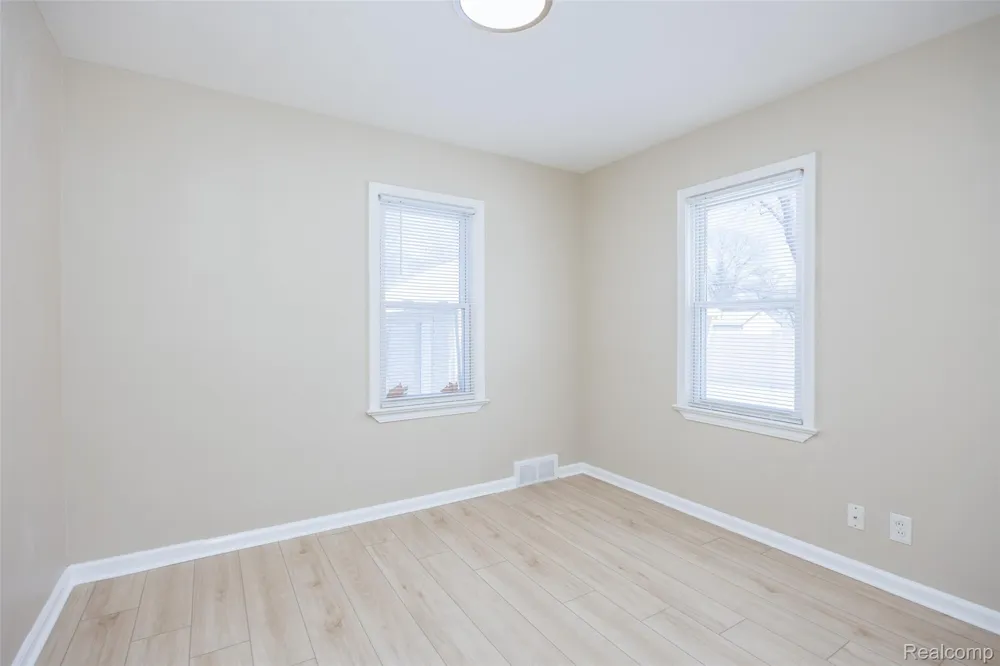 19490 Goldwin Street Southfield City, MI 48075