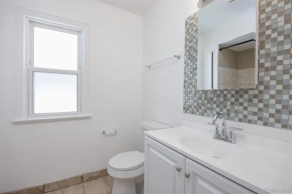 19490 Goldwin Street Southfield City, MI 48075