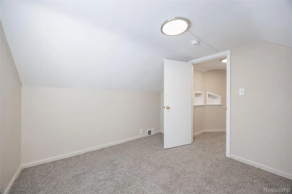 19490 Goldwin Street Southfield City, MI 48075