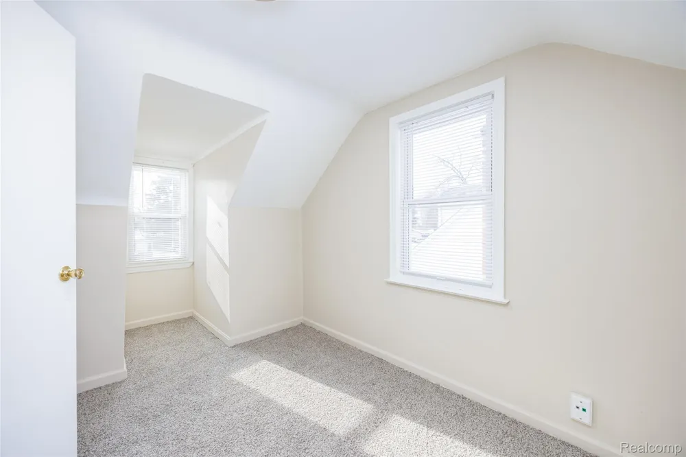 19490 Goldwin Street Southfield City, MI 48075