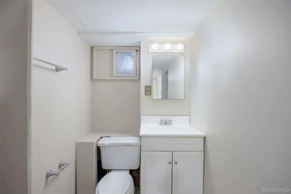 19490 Goldwin Street Southfield City, MI 48075