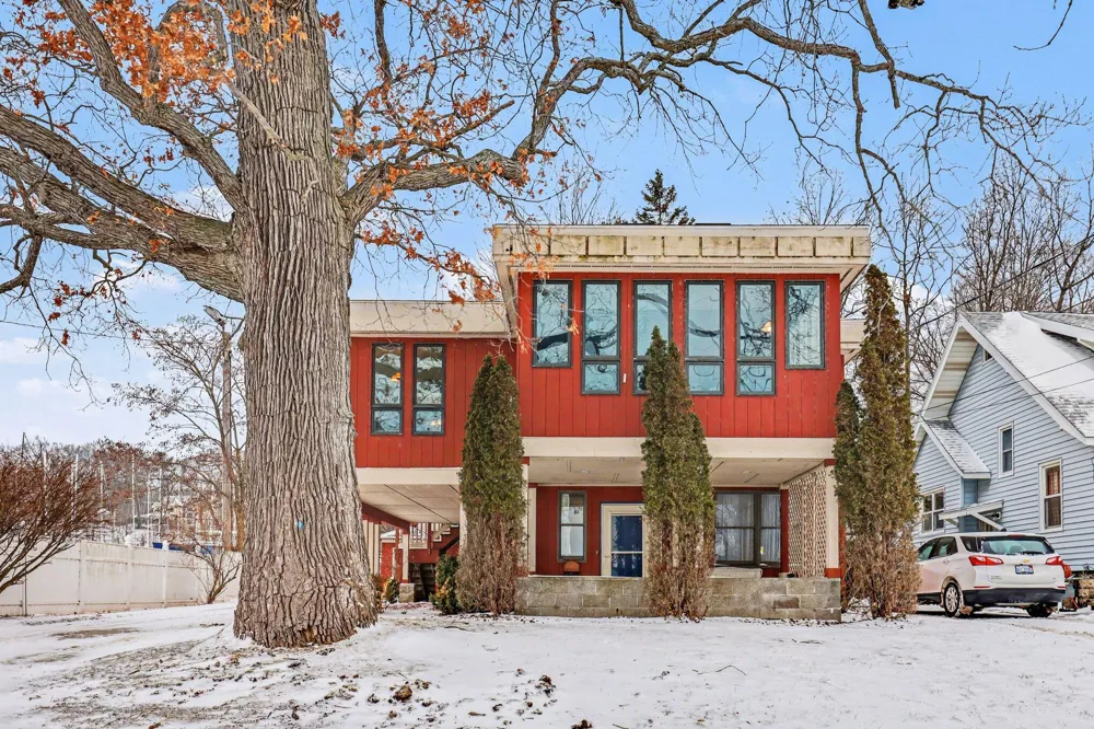3135 Lakeshore Drive Muskegon City, MI 49441