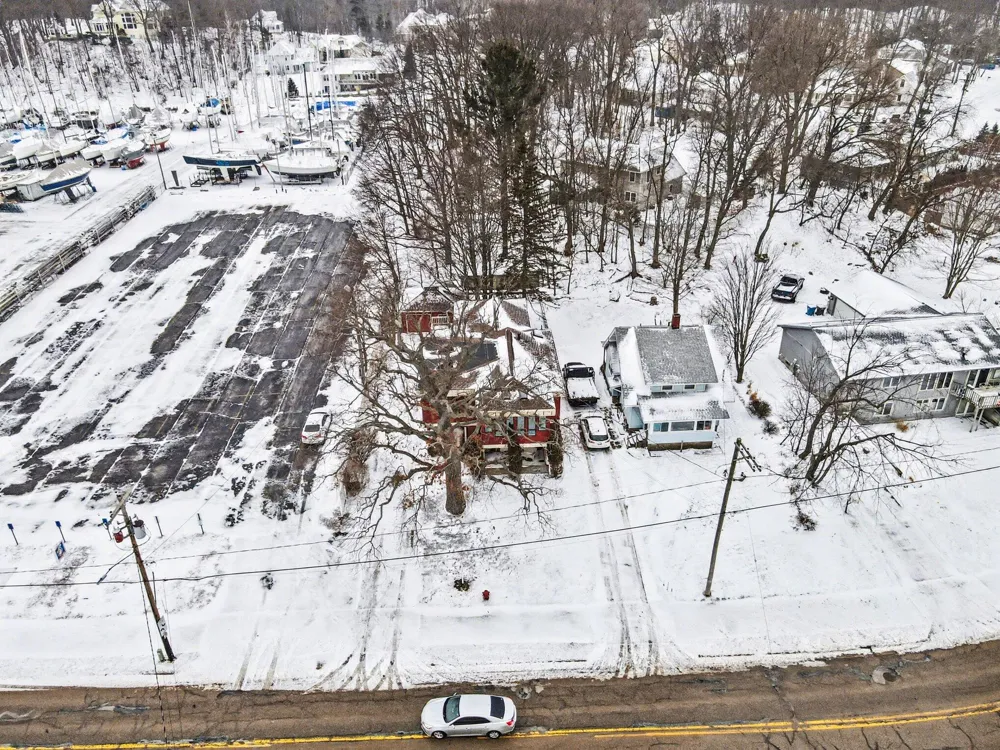 3135 Lakeshore Drive Muskegon City, MI 49441