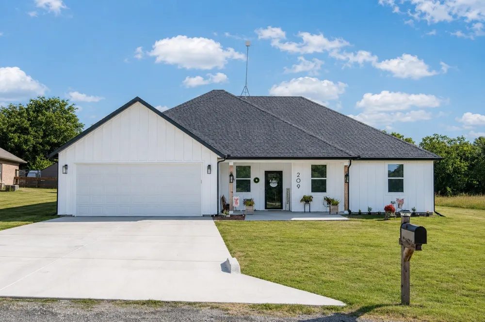 209 Lanai Drive Runaway Bay, TX 76426