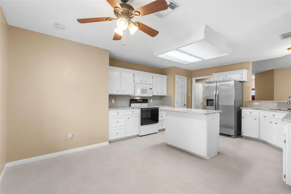 111 Jamestown Avenue Clute, TX 77531