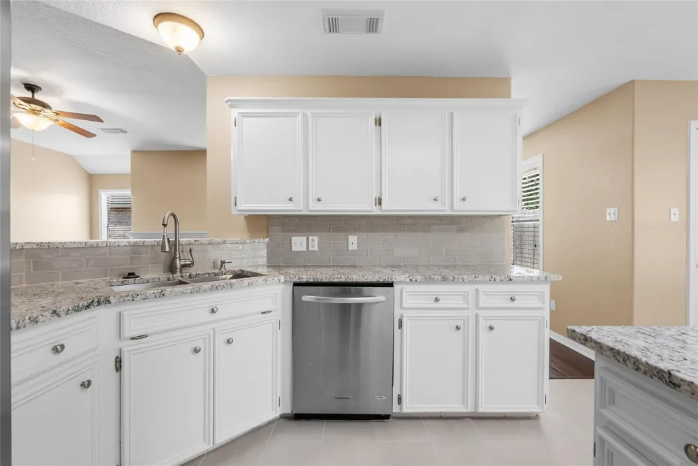 111 Jamestown Avenue Clute, TX 77531