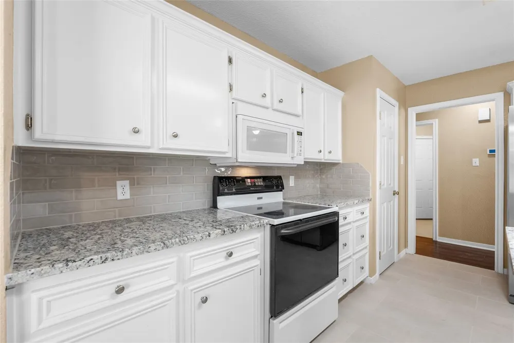 111 Jamestown Avenue Clute, TX 77531