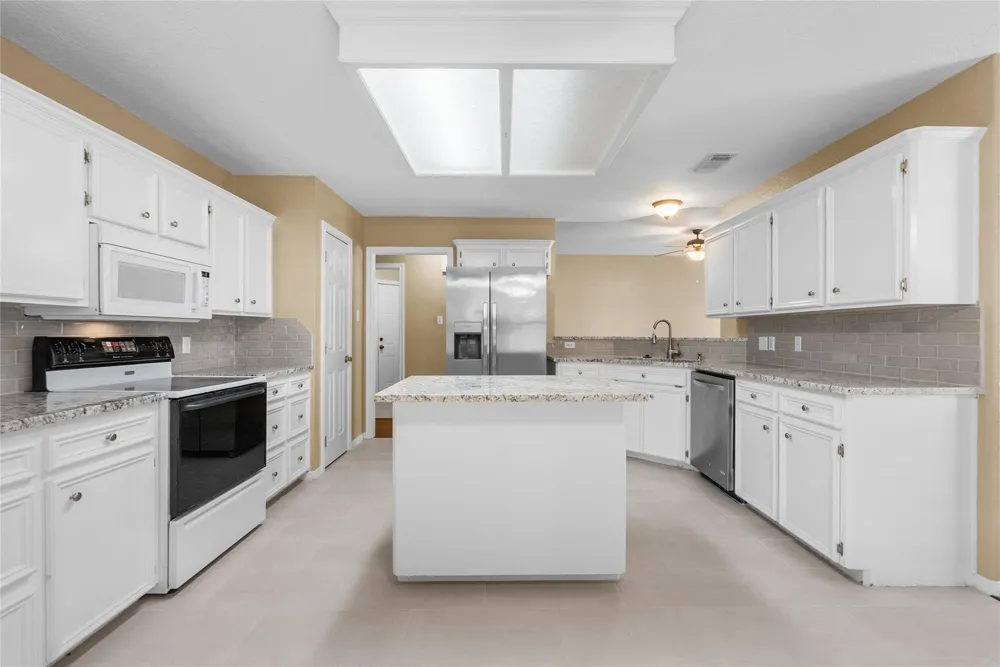 111 Jamestown Avenue Clute, TX 77531